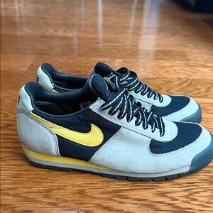 Nike Men's Black and Yellow Sneakers